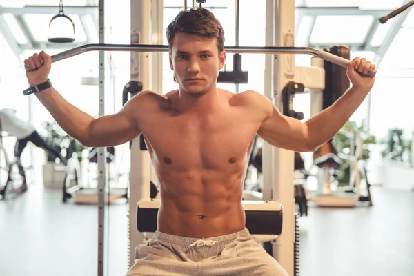 Homme à la salle de gym — Photo