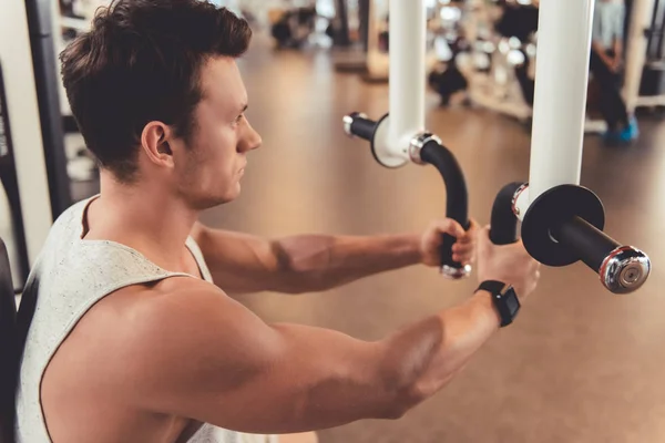 Man at the gym — Stock Photo, Image