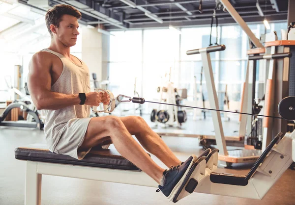 Homme à la salle de gym — Photo