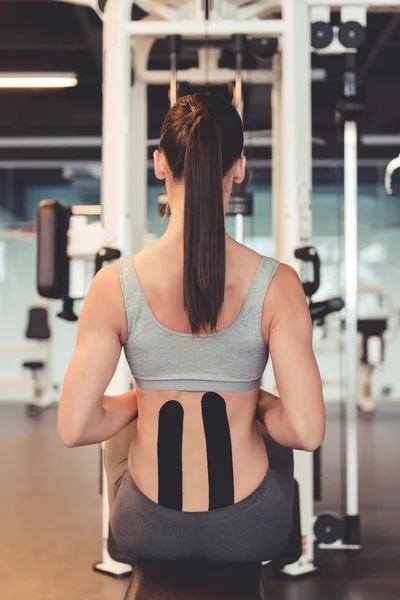 Mujer en el gimnasio — Foto de Stock