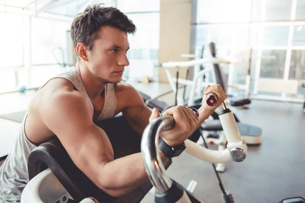 Homme à la salle de gym — Photo