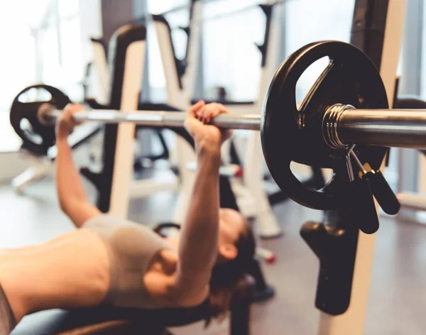 Mujer en el gimnasio —  Fotos de Stock