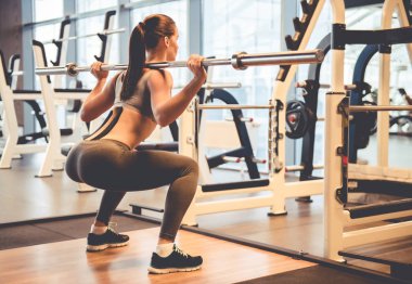 spor salonunda kadın
