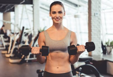 spor salonunda kadın