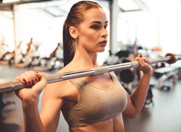 Vrouw in de sportschool — Stockfoto