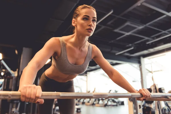 Vrouw in de sportschool — Stockfoto