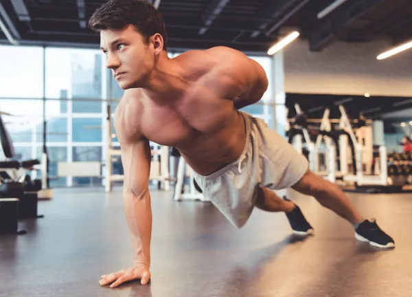 Man op de sportschool — Stockfoto