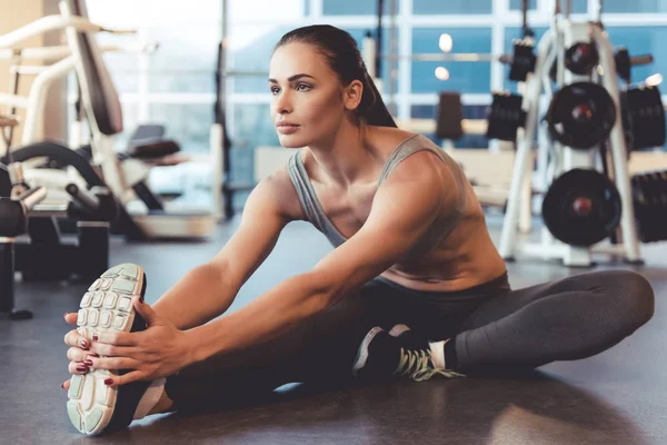 Frau im Fitnessstudio — Stockfoto