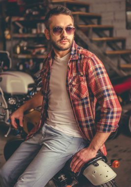 Motosiklet tamircisi