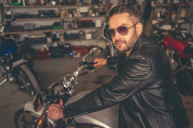 Yakışıklı emin motorcu