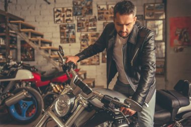Yakışıklı emin motorcu