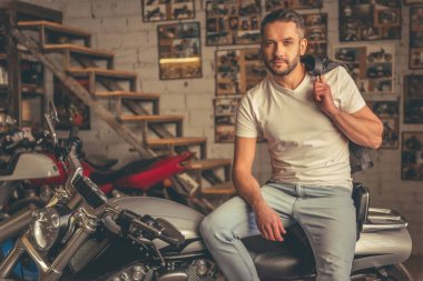 Yakışıklı emin motorcu