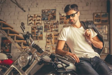 Yakışıklı genç motorcu