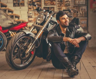 Yakışıklı genç motorcu