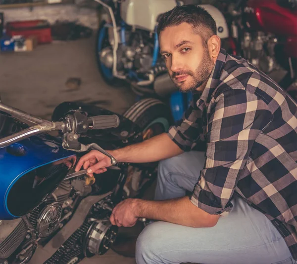 Taller de reparación de motos — Foto de Stock