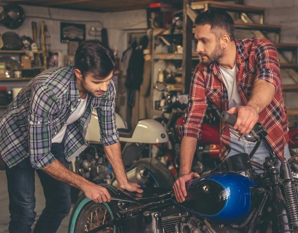 バイク修理屋の男 — ストック写真
