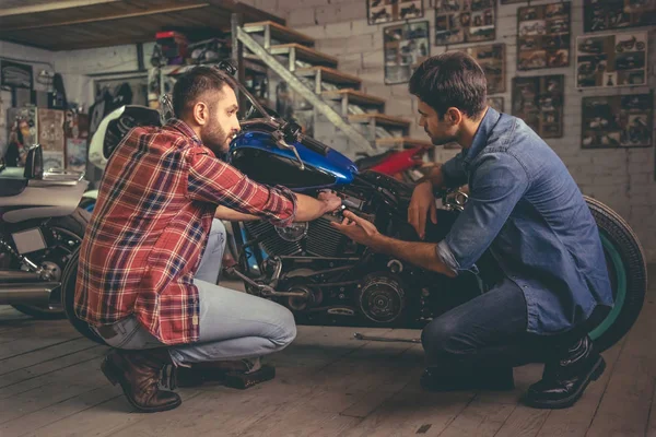 バイク修理屋の男 — ストック写真