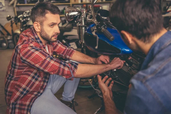 バイク修理屋の男 — ストック写真