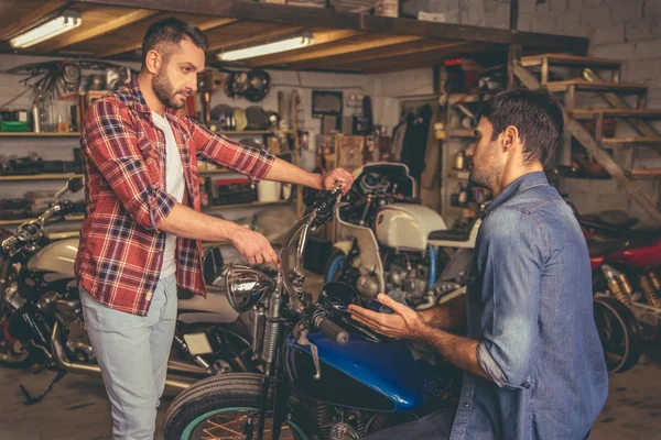 バイク修理屋の男 — ストック写真