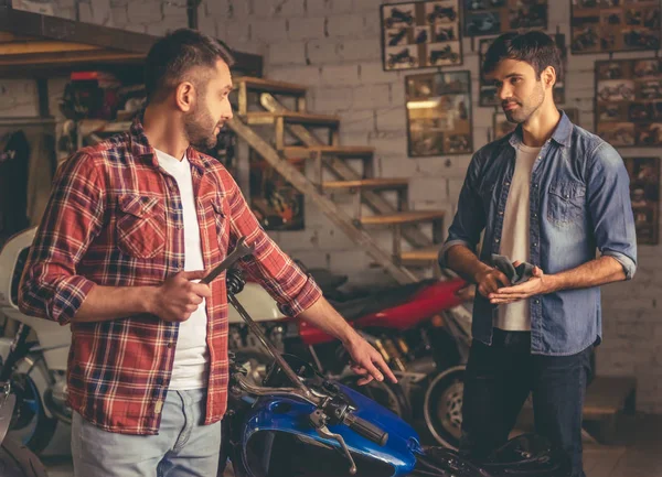 バイク修理屋の男 — ストック写真