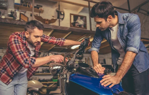 バイク修理屋の男 — ストック写真