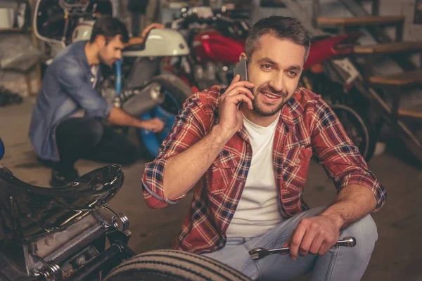 バイク修理屋の男 — ストック写真