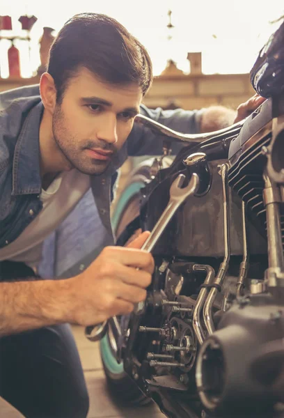 Taller de reparación de motos —  Fotos de Stock