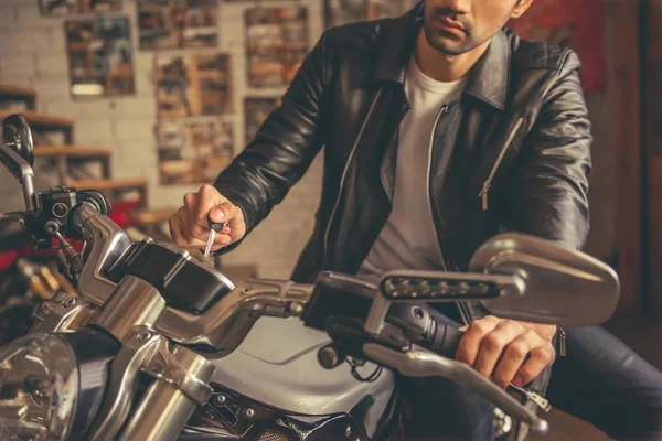 Bonito jovem motociclista — Fotografia de Stock