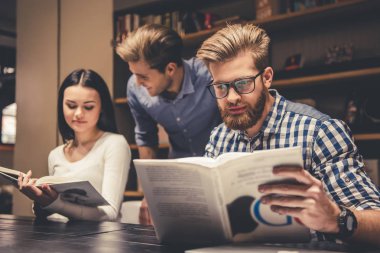 Kütüphanedeki gençler.