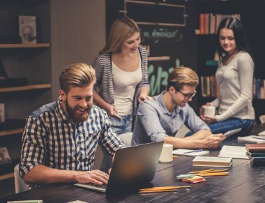 Kütüphanedeki gençler.