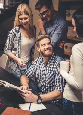 Kütüphanedeki gençler.