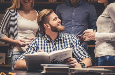 Kütüphanedeki gençler.