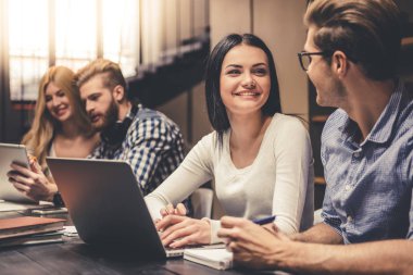 Kütüphanedeki gençler.