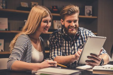 Kütüphanedeki gençler.