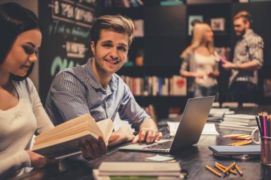 Kütüphanedeki gençler.