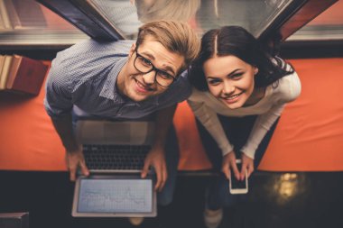 Kütüphanedeki gençler.