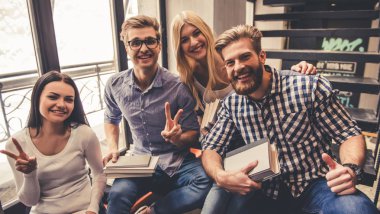 Kütüphanedeki gençler.