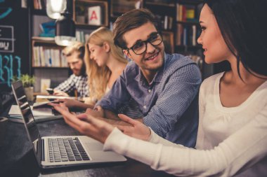 Kütüphanedeki gençler.