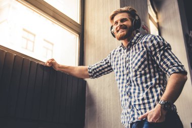 Yakışıklı genç adam.