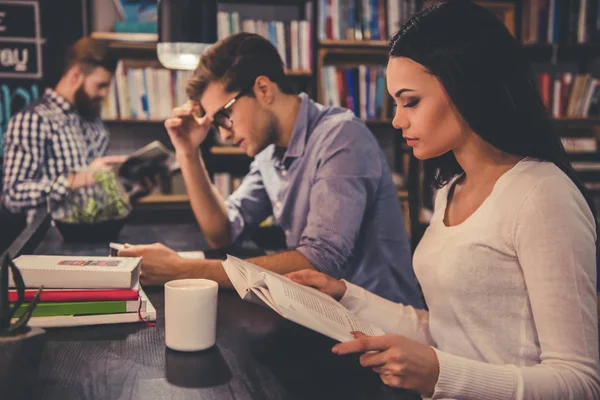 Young people in the library — Stock Photo, Image