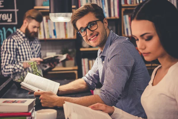 Jongeren in de bibliotheek — Stockfoto