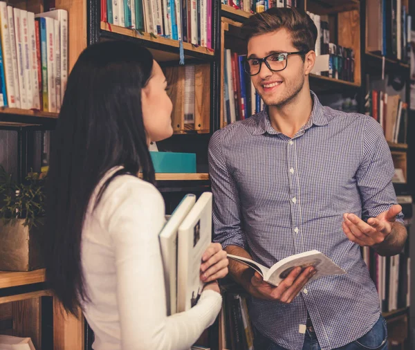 Young people in the library — Stock Photo, Image
