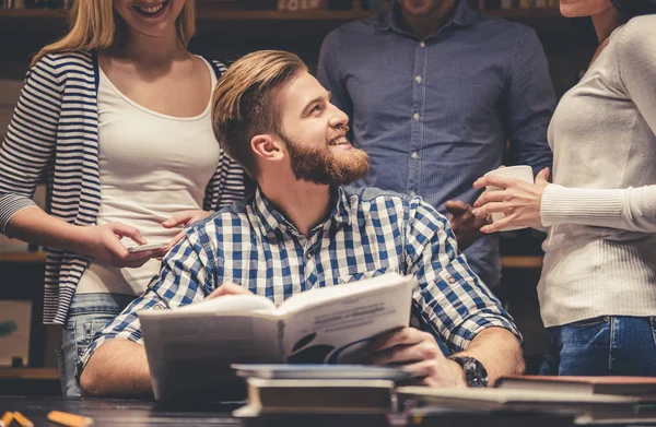 Kütüphanedeki gençler.