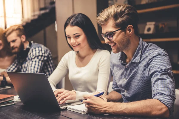 Young people in the library — Stock Photo, Image