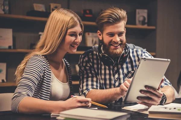 Kütüphanedeki gençler.