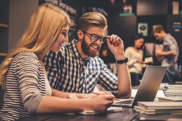 Young people in the library — Stock Photo, Image