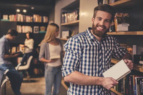 Les jeunes dans la bibliothèque — Photo