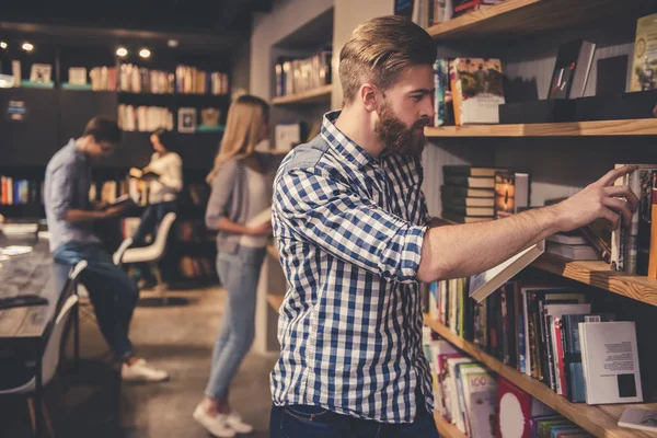 Jovens na biblioteca — Fotografia de Stock