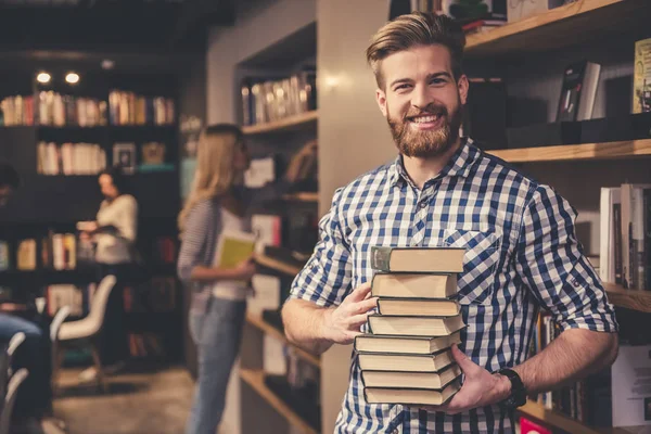 Les jeunes dans la bibliothèque — Photo