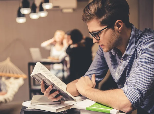 Um tipo na biblioteca. — Fotografia de Stock